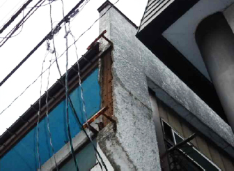【事例1】飲食店外壁モルタル落下事故（山形県）写真（外壁剥離箇所）