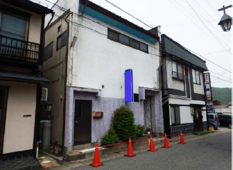 【事例1】飲食店外壁モルタル落下事故（山形県）写真（外壁落下建物全景）